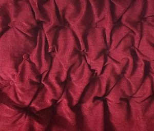 Roter Stoffbezug für ein antikes Sofa
